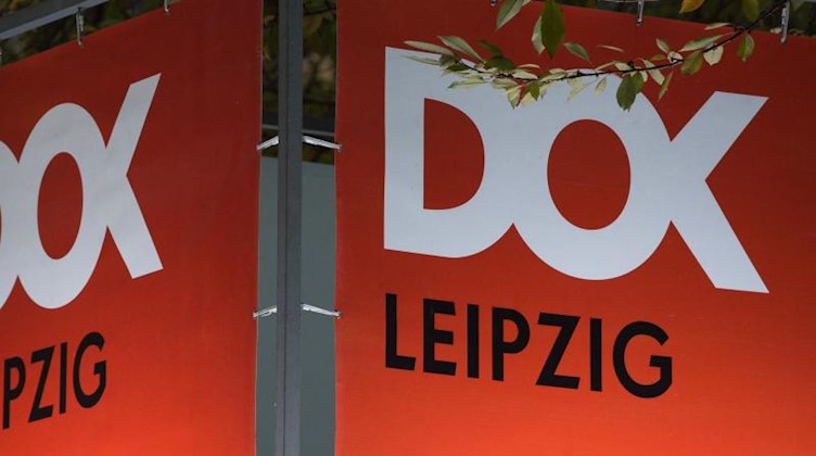 Ein rotes Banner mit dem DOK Leipzig-Logo. Foto: Sebastian Kahnert/ZB/dpa/Archivbild
