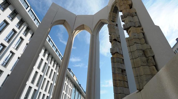 Säulen der Gedenkstätte deuten auf die frühere Sophienkirche hin. Foto: Matthias Hiekel/dpa-Zentralbild/dpa/Archivbild