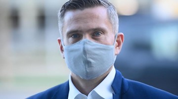 Sachsens Wirtschaftsminister Martin Dulig (SPD) trägt eine Maske. Foto: Robert Michael/dpa-Zentralbild/dpa/Archivbild