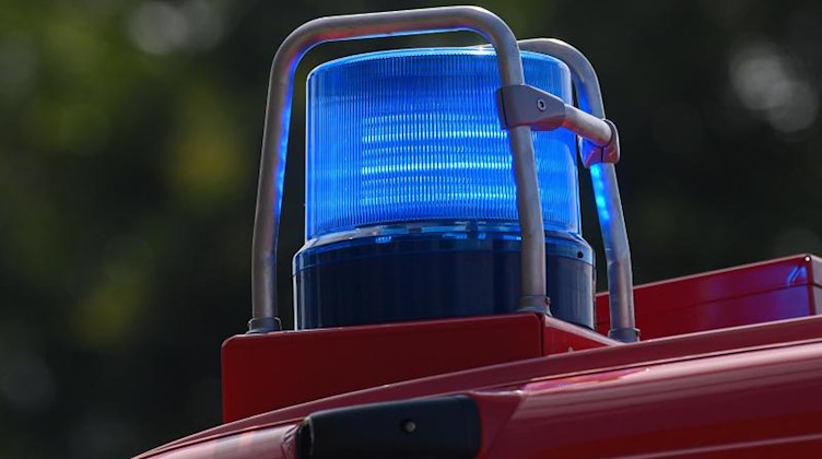 Blaulicht leuchtet an einem Einsatzfahrzeug der Feuerwehr. Foto: Robert Michael/dpa-Zentralbild/ZB/Symbolbild