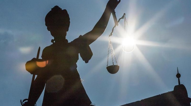 Eine Statue der Justitia wird von der Sonne angestrahlt. Foto: Frank Rumpenhorst/dpa/Symbolbild