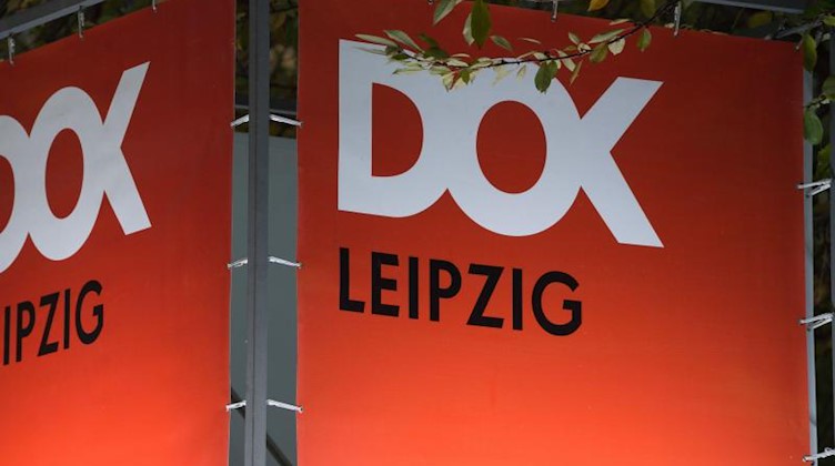 Ein Banner mit der Aufschrift "DOK Leipzig". Foto: Sebastian Kahnert/dpa-Zentralbild/dpa