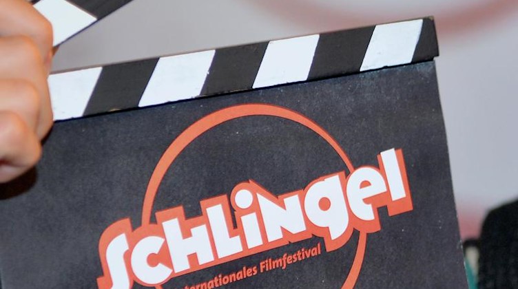 Eine Filmklappe mit der Aufschrift «Schlingel», aufgenommen auf dem Kinder- und Jugendfilmfestival. Foto: Hendrik Schmidt/dpa-Zentralbild/dpa/Archivbild