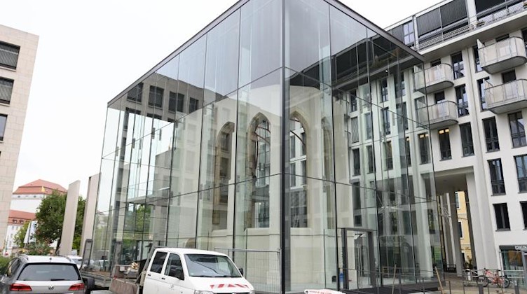 Eine Glasfassade umgibt die Gedenkstätte Busmannkapelle auf dem Grundriss der Sophienkirche. Foto: Sebastian Kahnert/dpa-Zentralbild/dpa