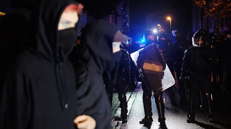 Polizisten blockieren in Leipzig Teilnehmer der Demo gegen die Räumung der Berliner «Liebig 34». Foto: Sebastian Willnow/dpa-Zentralbild/dpa