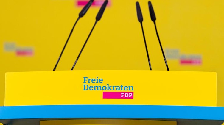 Ein Podest mit dem Logo der FDP steht auf einer Bühne. Foto: Christophe Gateau/dpa/Archivbild