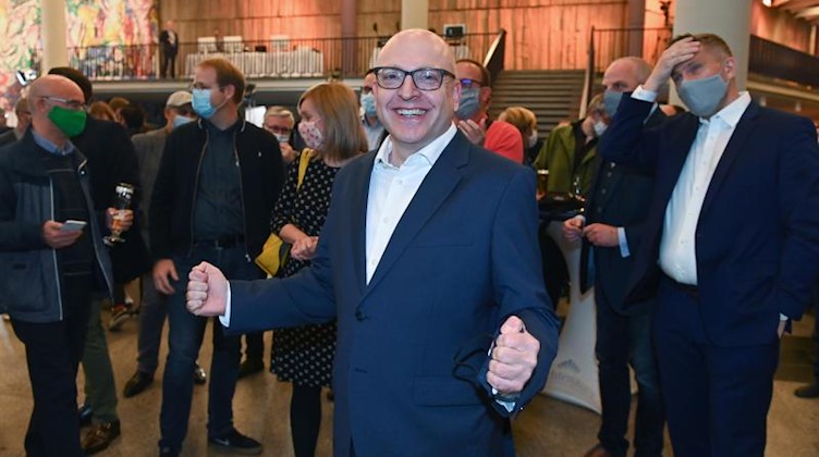 Sven Schulze (SPD, M), freut sich über das Wahlergebnis nach der Oberbürgermeisterwahl in Chemnitz. Foto: Hendrik Schmidt/dpa-Zentralbild/dpa