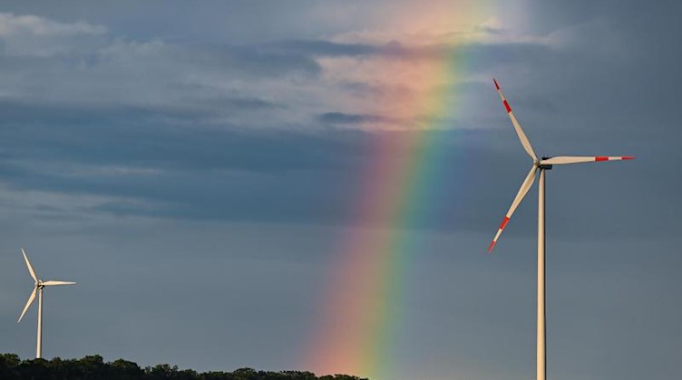 Ein Regenbogen spannt sich über die Landschaft in einem Windpark. Foto: Patrick Pleul/dpa-Zentralbild/ZB/Symbolbild