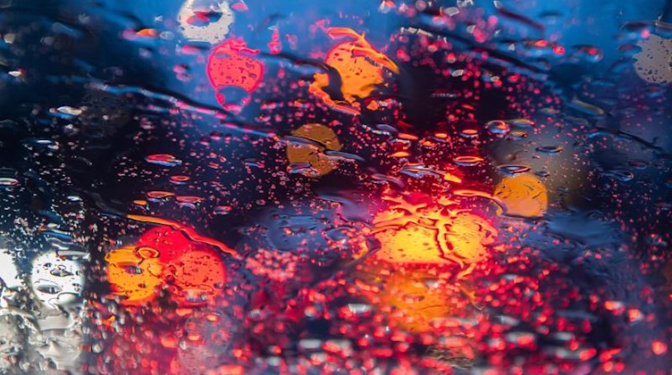 Regentropfen sind auf einer Autoscheibe zu sehen. Foto: Robert Michael/dpa-Zentralbild/ZB/Symbolbild