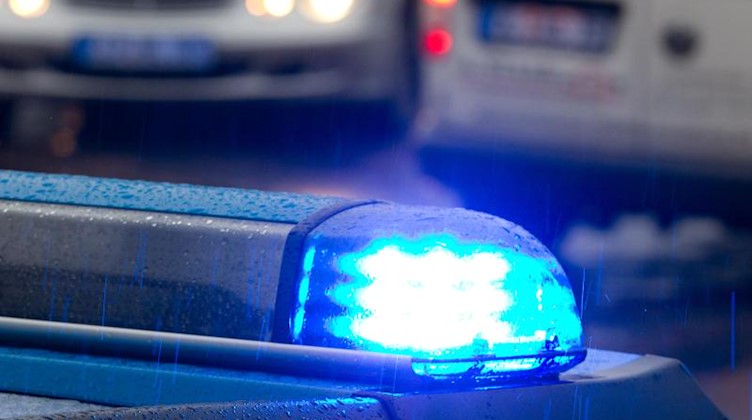 Ein Blaulicht leuchtet auf dem Dach eines Polizeifahrzeugs. Foto: picture alliance/dpa/Symbolbild
