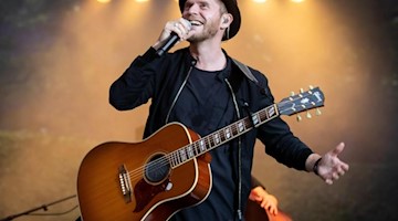 Johannes Oerding singt bei einem Auftritt in Hamburg. Foto: Christian Charisius/dpa/Archiv