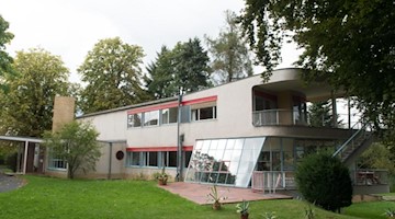 Das 1932 vom Architekten Hans Scharoun für den Löbauer Nudelfabrikanten Fritz Schminke errichtete Einfamilienhaus. Foto: Sebastian Kahnert/dpa-Zentralbild/dpa/Archivbild