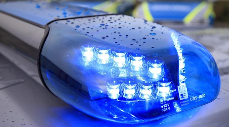 Ein Polizeiwagen ist mit Blaulicht im Einsatz. Foto: Jens Wolf/dpa-Zentralbild/dpa