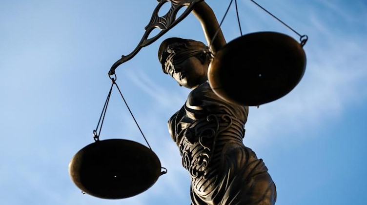 Eine Statue der Justitia hält eine Waage in der Hand. Foto: picture alliance / David Ebener/dpa/Symbolbild