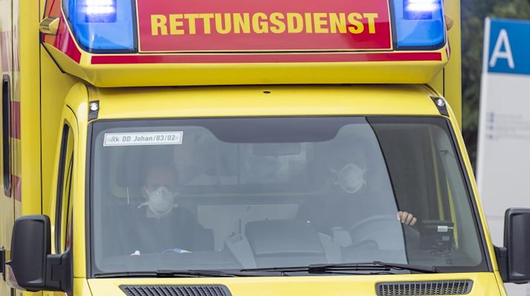 Ein Rettungswagen fährt mit Blaulicht. Foto: Matthias Rietschel/AFP/POOL/dpa/Archivbild