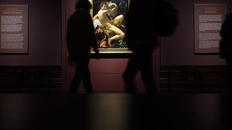 Teilnehmer des Presserundgangs zur Sonderausstellung «Caravaggio». Foto: Robert Michael/dpa-Zentralbild/dpa