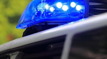 Ein Fahrzeug der Polizei ist im Einsatz. Foto: Jens Wolf/dpa-Zentralbild/dpa