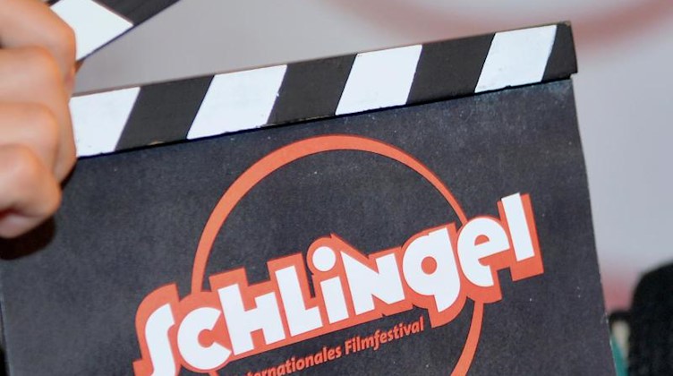 Eine Filmklappe mit der Aufschrift «Schlingel». Foto: Hendrik Schmidt/dpa-Zentralbild/dpa/Archivbild