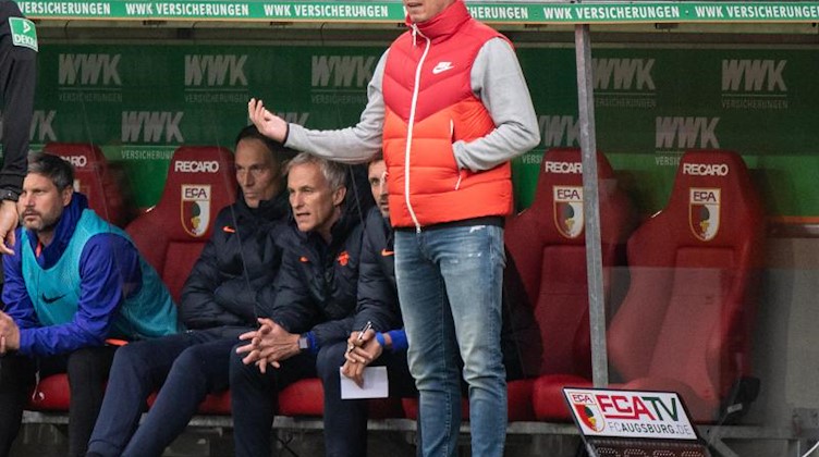 Trainer Julian Nagelsmann von Leipzig beobachtet das Spiel gegen Augsburg. Foto: Matthias Balk/dpa