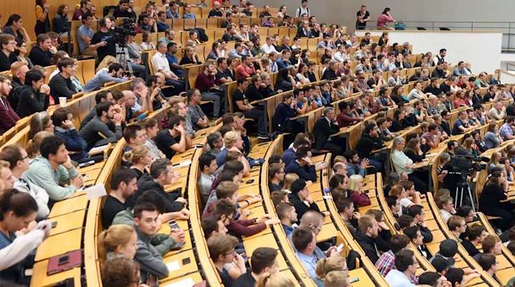 Studierende sitzen in einem Hörsaal. Foto: Uli Deck/dpa/Symbolbild