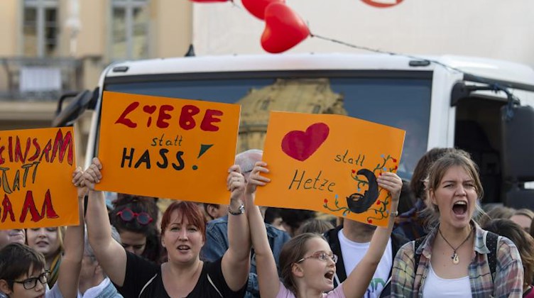 «Herz statt Hetze» steht auf einem Plakat. Foto: Matthias Rietschel/dpa-Zentralbild/dpa/Archivbild