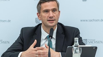 Martin Dulig (SPD), Wirtschaftsminister von Sachsen, spricht auf einer Pressekonferenz. Foto: Robert Michael/dpa-Zentralbild/dpa/Archivbild