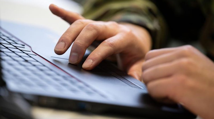 Ein Bundeswehrsoldat arbeitet an einem Laptop. Foto: Marijan Murat/dpa/Symbolbild