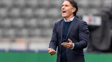 Trainer Bruno Labbadia von Hertha BSC steht gestikulierend am Spielfeldrand. Foto: Andreas Gora/dpa/Archiv