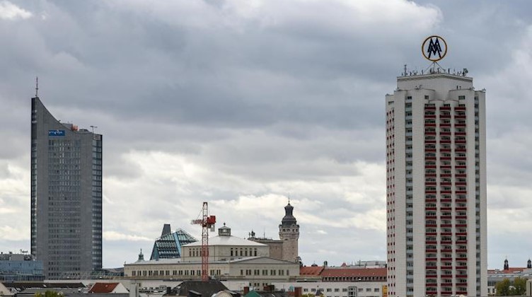 Regenwolken ziehen über das Leipziger Stadtzentrum. Foto: Jan Woitas/dpa-Zentralbild/ZB/Symbolbild