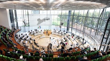Besucher und Abgeordnete sitzen im Landtag. Foto: Sebastian Kahnert/dpa-Zentralbild/dpa