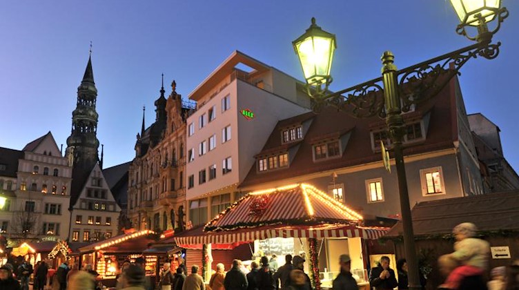 Besucher der Zwickauer Innenstadt gehen über den Weihnachtsmarkt der Stadt. Foto: Hendrik Schmidt/dpa-Zentralbild/dpa