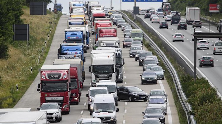 LKW und Autos stauen sich auf der Bundesautobahn A4. Foto: Robert Michael/dpa-Zentralbild/dpa/Symbol