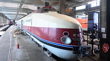 Ein Schnelltriebwagenzug der Baureihe VT 18.16 der DDR-Bahn steht in einer Eisenbahnhalle. Foto: Sebastian Kahnert/dpa-Zentralbild/dpa