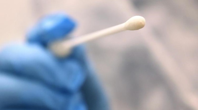 Ein Arzt hält einen Tupfer zum Abstrich für einen Corona-Test in der Hand. Foto: Karl-Josef Hildenbrand/dpa/Symbolbild