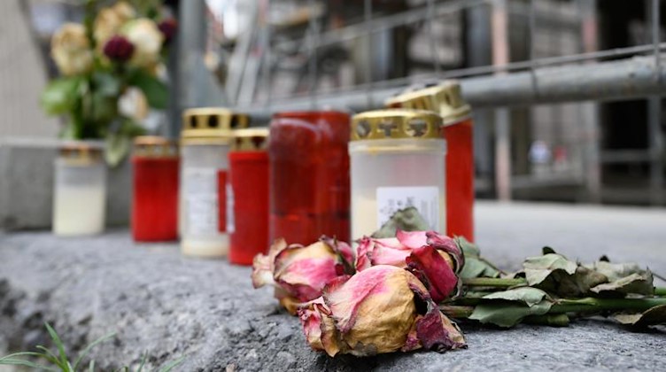 Blumen und Kerzen liegen nach einer tödlichen Messerattacke an der Schlossstraße. Foto: Sebastian Kahnert/dpa-Zentralbild/dpa/Archivbild