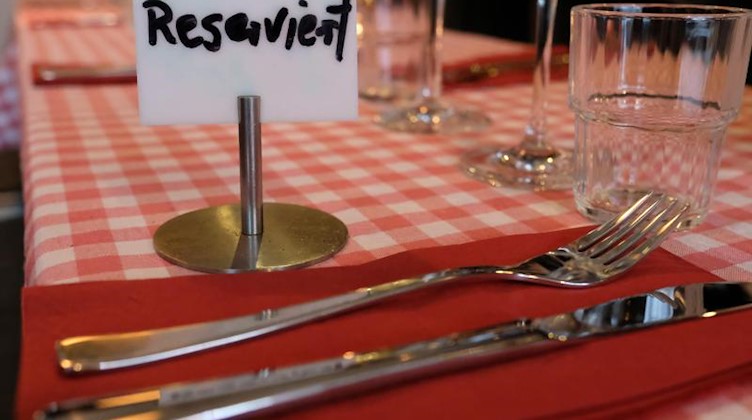 Ein Schild mit der Aufschrift «Reserviert» steht auf einem Tisch in einem Restaurant. Foto: Marcus Brandt/dpa/Archivbild