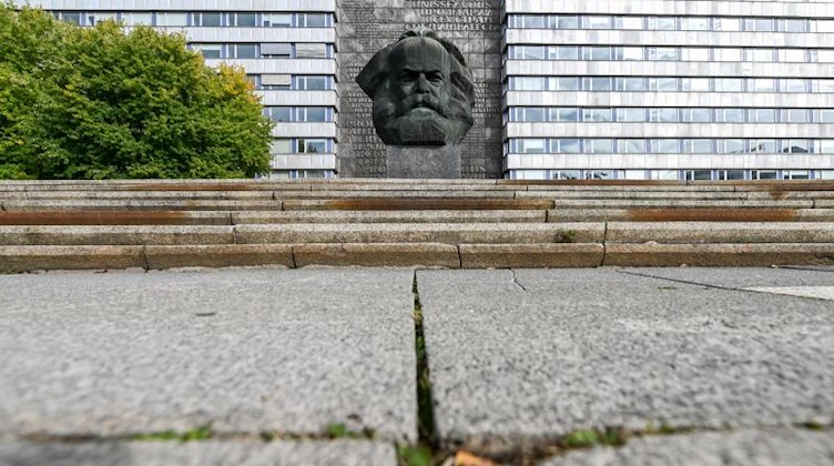 Blick auf das Karl-Marx-Monument in Chemnitz. Foto: Hendrik Schmidt/dpa-Zentralbild/dpa/Archivbild