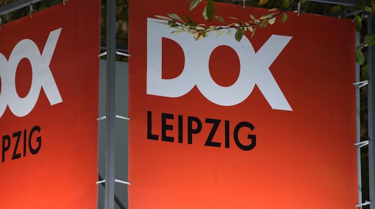 Ein Banner mit der Aufschrift "DOK Leipzig". Foto: Sebastian Kahnert/dpa-Zentralbild/dpa/Archivbild