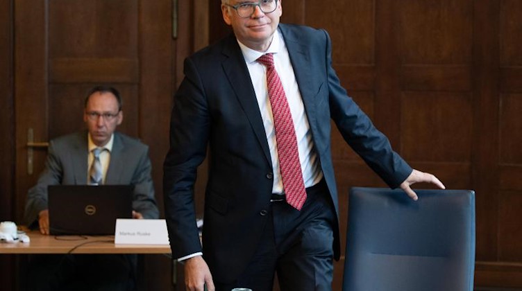 Hartmut Vorjohann (CDU), Finanzminister von Sachsen, setzt sich. Foto: Sebastian Kahnert/dpa-Zentralbild/dpa