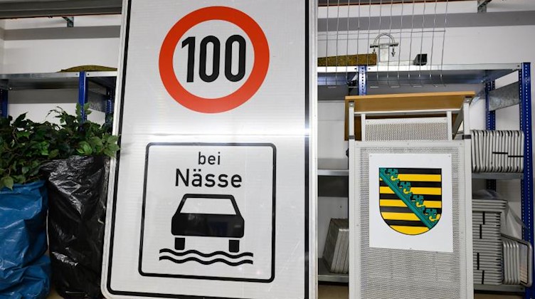 Ein Schild mit dem Hinweis auf Tempo 100 steht auf dem Gelände der Autobahnmeisterei Dresden-Hellerau. Foto: Sebastian Kahnert/dpa-Zentralbild/ZB