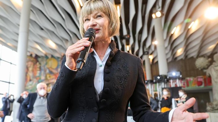 Barbara Ludwig (SPD) spricht nach der Bekanntgabe. Foto: Jan Woitas/dpa-Zentralbild/dpa