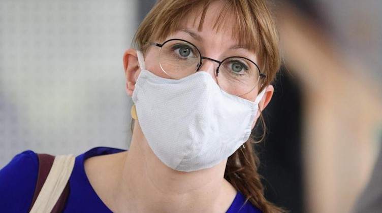 Katja Meier (Bündnis90/Die Grünen) trägt einen Mund- und Nasenschutz. Foto: Robert Michael/dpa-Zentralbild/dpa/Archivbild