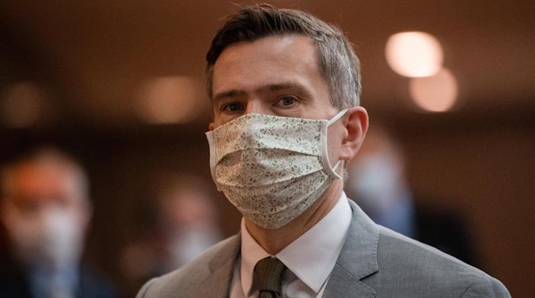 Martin Dulig (SPD) trägt einen Mund-Nasen-Schutz. Foto: Robert Michael/dpa/Archivbild