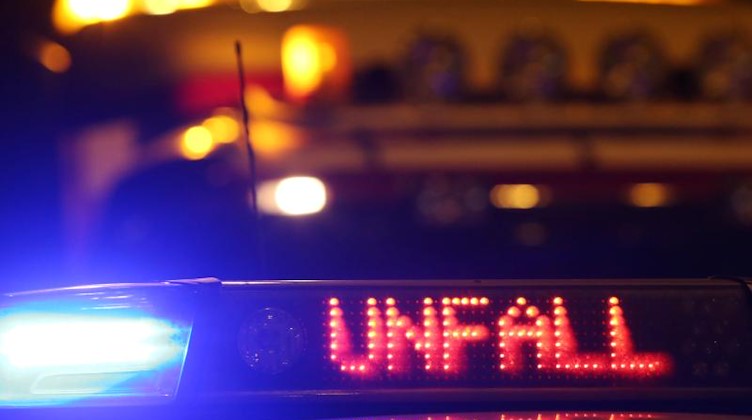 Ein Polizeiwagen steht mit eingeschaltetem Blaulicht an einer Unfallstelle. Foto: picture alliance/Malte Christians/dpa/Symbolbild