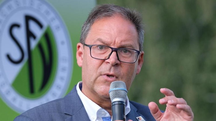 Hermann Winkler, Präsident des SFV, spricht auf einer Veranstaltung. Foto: Sebastian Willnow/dpa-Zentralbild/dpa/Archivbild