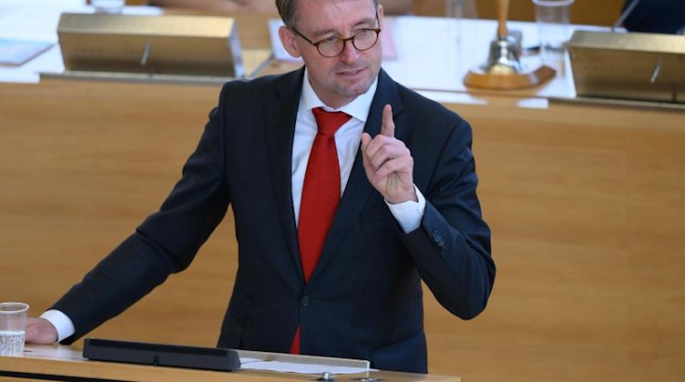 Roland Wöller (CDU), Innenminister von Sachsen, spricht im Landtag. Foto: Sebastian Kahnert/dpa-Zentralbild/dpa/Archivbild