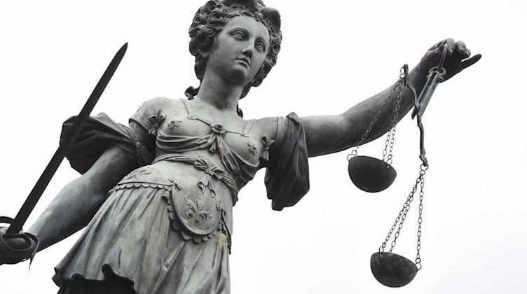 Eine Bronzeplastik der römischen Göttin der Gerechtigkeit, Justitia. Foto: picture alliance/dpa/Symbolbild