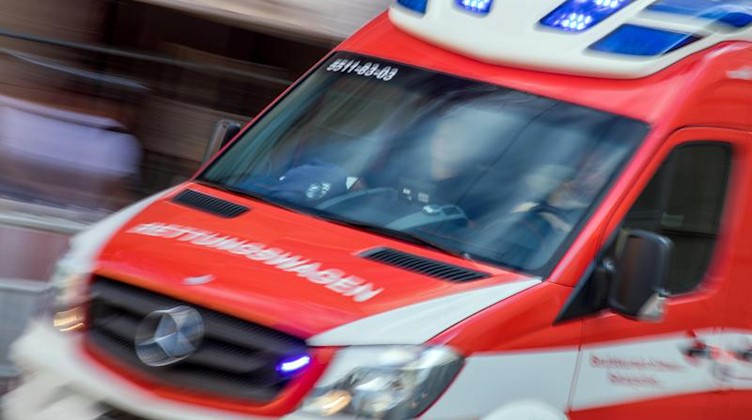 Ein Rettungswagen fährt mit Blaulicht durch die Stadt. Foto: Jens Büttner/dpa-Zentralbild/dpa/Symbolbild