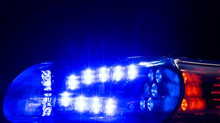 Ein Blaulicht leuchtet auf dem Dach eines Polizeifahrzeugs. Foto: Monika Skolimowska/dpa-Zentralbild/ZB/Illustration