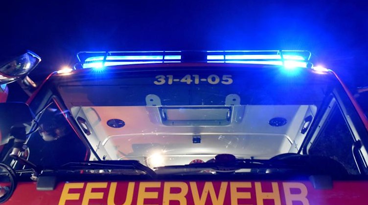 Ein Löschfahrzeug der Feuerwehr steht mit eingeschaltetem Blaulicht. Foto: picture alliance/Carsten Rehder/dpa/Symbolbild